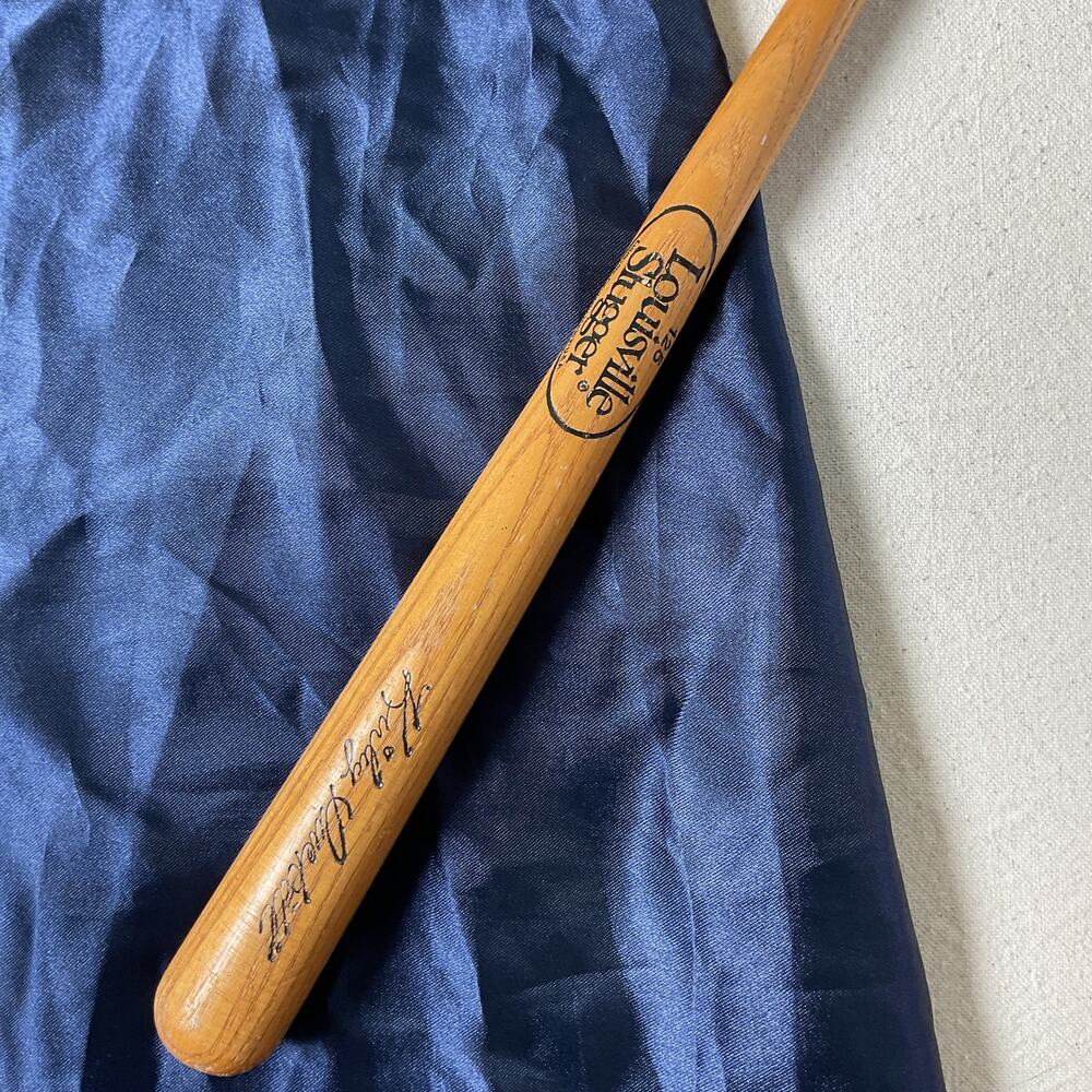 Vintage Minnesota Twins Souvenir Bat and Autographed Blue Hero Cape - Picture 6 of 8